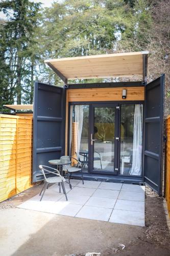 แกลมเนส ลักชัวรี ชิปปิ้ง คอนเทนเนอร์: สำหรับผู้ใหญ่เท่านั้น (GlamNess Luxury Shipping Containers: Adults Only) in คัลดูเทล