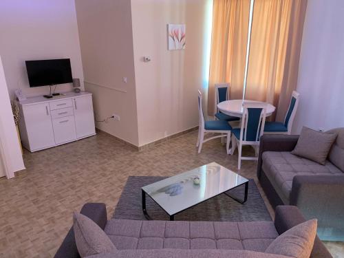 Airport view Apartment - image 4