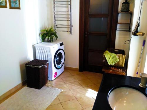 Apartment on Rynok Square - image 6