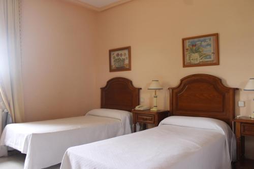2 twin beds