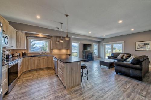 Semi-Lakefront Luxury Retreat In Blind Bay, Bc Cottage in Blind Bay (BC)