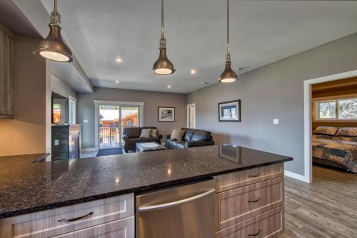 Semi-Lakefront Luxury Retreat In Blind Bay, Bc Cottage in Blind Bay (BC)