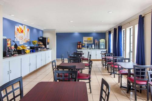Days Inn & Suites by Wyndham Braunig Lake - image 14