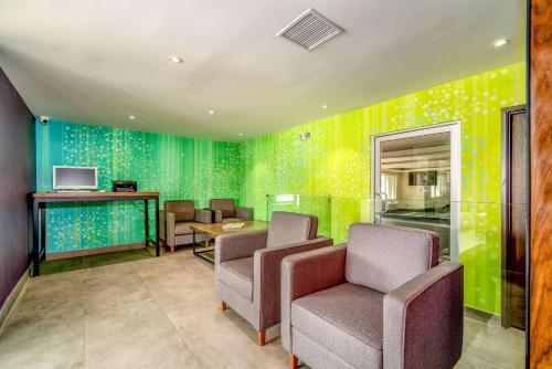 818 Hotel + Pool Ascend Hotel Collection by Choice - image 9