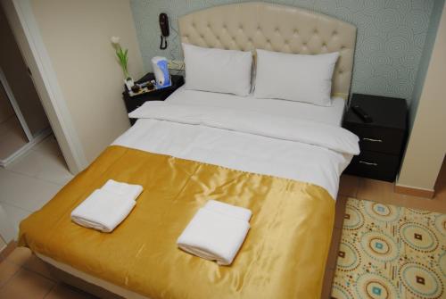 2 twin beds
