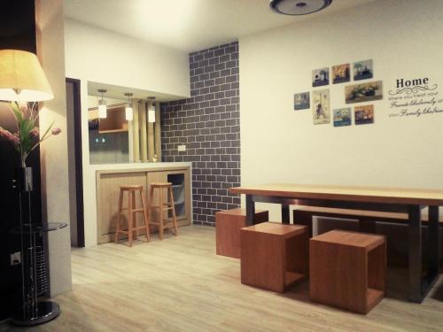 758 Residence photo 1