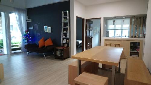 758 Residence photo 3