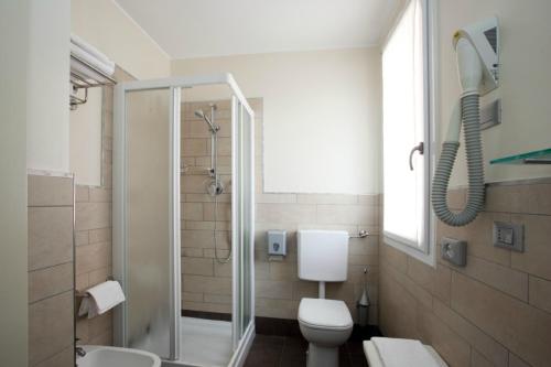 Triple Room with Balcony, Beach Access and Parking image 5