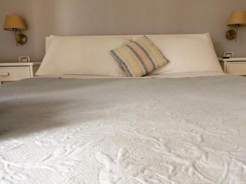 1 queen bed, 1 twin bed