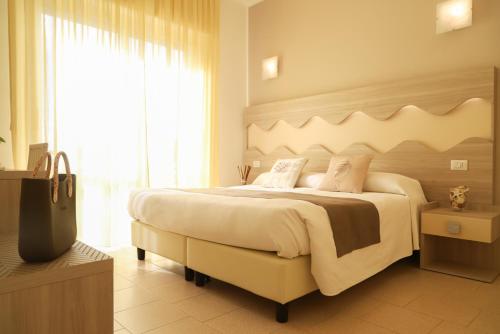 Standard Double Room image 4