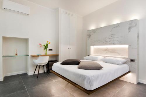 Deluxe Double Room with Balcony and Sea View image 9