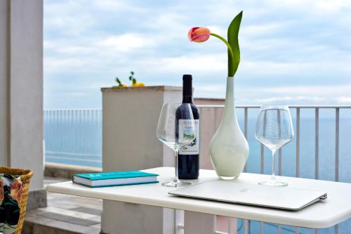 Deluxe Double Room with Balcony and Sea View image 2