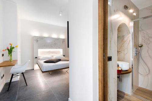 Deluxe Double Room with Balcony and Sea View image 4