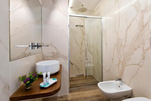 Double Room with Balcony and Sea View image 4