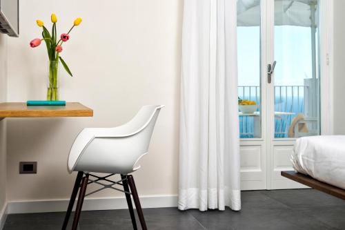 Double Room with Balcony and Sea View image 4