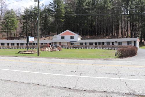 Hitching Post Country Motel - image 3