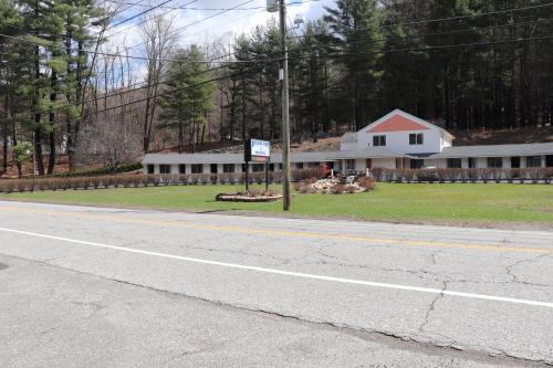 Hitching Post Country Motel - image 4