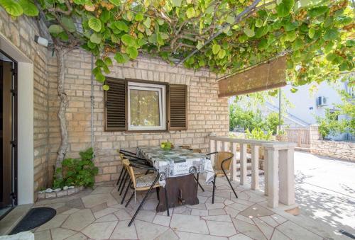 Family friendly apartments with a swimming pool Sutivan Brac - 16593 - image 6