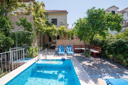 Family friendly apartments with a swimming pool Sutivan Brac - 16593 Sutivan