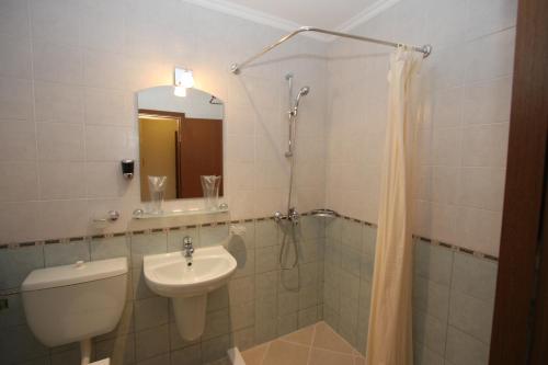 Twin Room with Balcony image 10