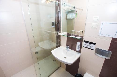 Brown hotel - image 4