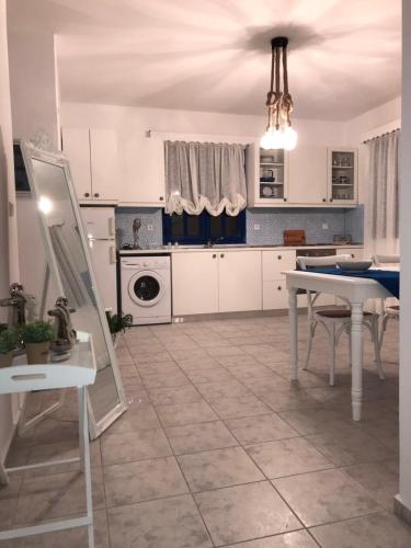 廚房, Estella’s House in 蒂洛斯