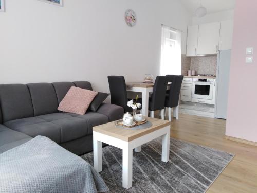  Apartman Anita, Unterkunft in Komin