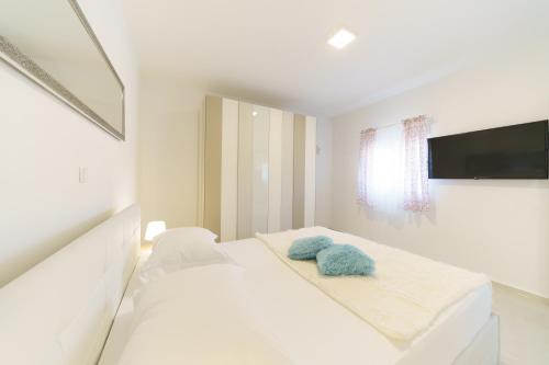 One-Bedroom Apartment image 4