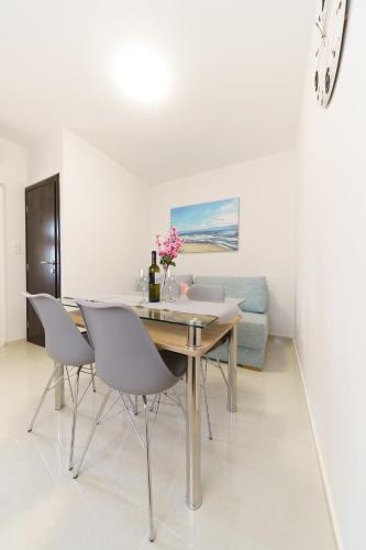 One-Bedroom Apartment image 8