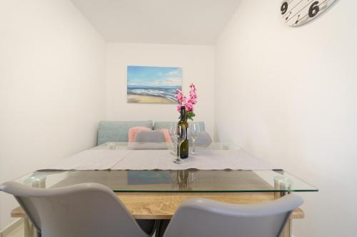 One-Bedroom Apartment image 7