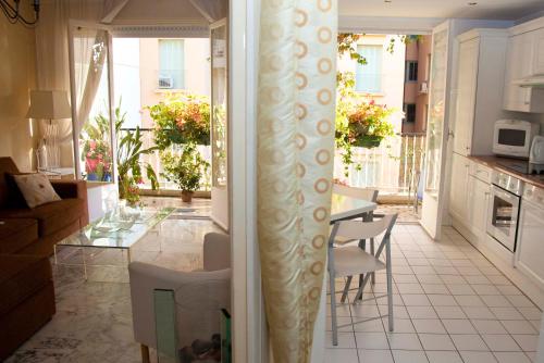 Chill Out Apartment, 2 mins from beach