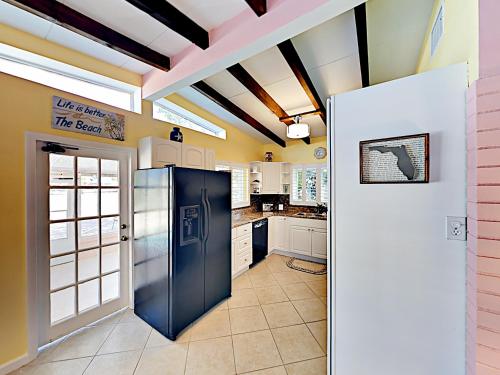 Canal-Front Living Home Home - image 4