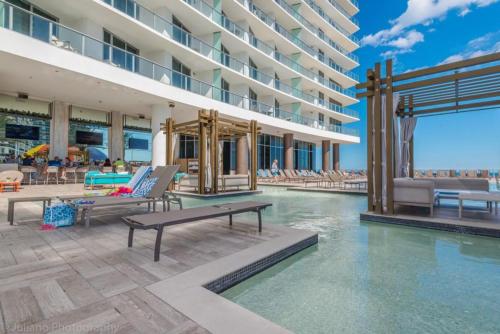 Hyde Beach Luxury Condo-Resort Condo
