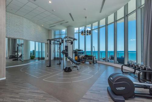 Hyde Beach Luxury Condo-Resort Condo