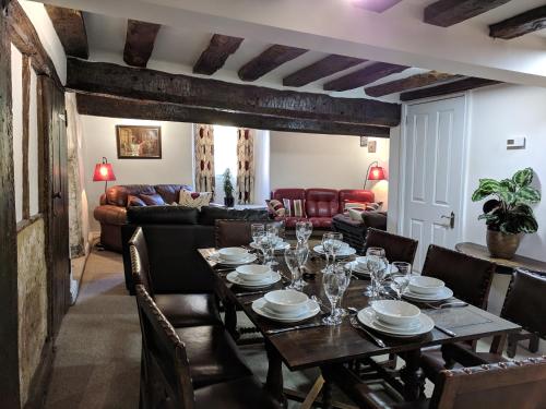 Cotswolds Valleys Accommodation - Medieval Hall - Exclusive use character three bedroom holiday apartment