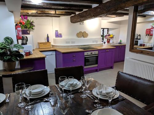 . Cotswolds Valleys Accommodation - Medieval Hall - Exclusive use character three bedroom holiday apartment