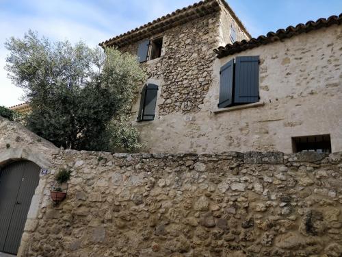 Maison de village en pierres apparentes gîte à louer Saint-Mitre-les-Remparts