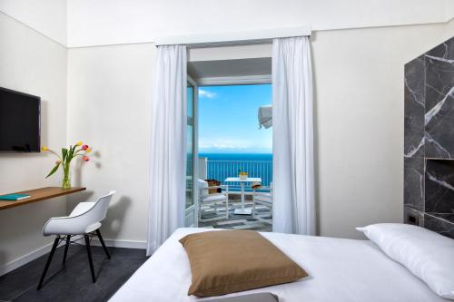 Double Room with Balcony and Sea View image 3