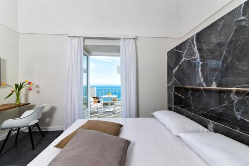 Double Room with Balcony and Sea View image 9