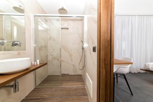Double Room with Balcony and Sea View image 7