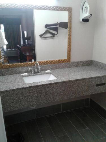 Budget Inn Anderson - image 12