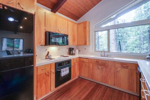Sierra Hills Hideaway - image 5