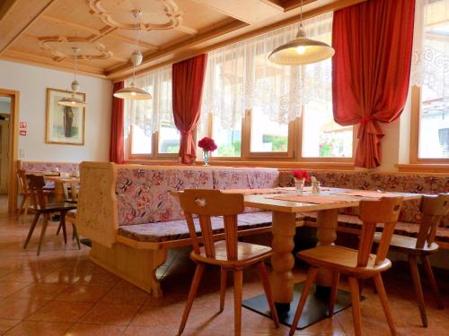 Restaurant, Chalet Hotel Diamant in San Martino In Badia