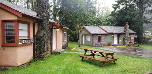 Malahat Bungalows Motel