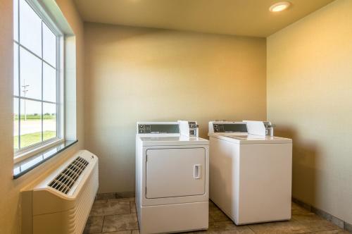 Cobblestone Inn & Suites - Lakin - image 5