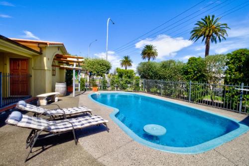 Swimming pool, Tuscany On Thames Motel in Thames