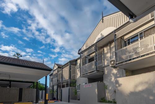 B&B Brisbane - Benson Court Motel - Bed and Breakfast Brisbane