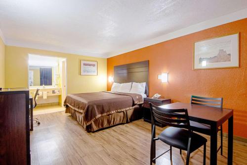 Economy Inn & Suites - image 5