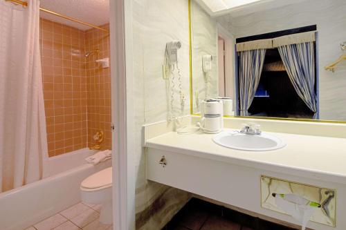 Economy Inn & Suites - image 9