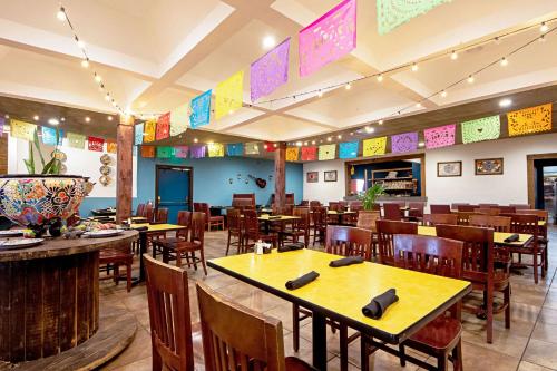 Restaurant, Economy Inn & Suites in Denton